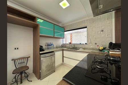 Casa à venda com 210m², 4 quartos e 4 vagas Casa à venda com 210m², 4 quartos e 4 vagasCozinha