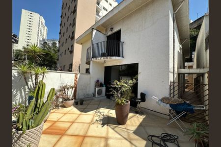 Casa à venda com 210m², 4 quartos e 4 vagas Casa à venda com 210m², 4 quartos e 4 vagasVaranda