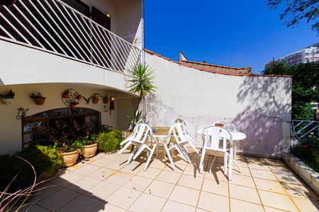 Casa à venda com 143m², 4 quartos e 2 vagas Casa à venda com 143m², 4 quartos e 2 vagasÁrea externa