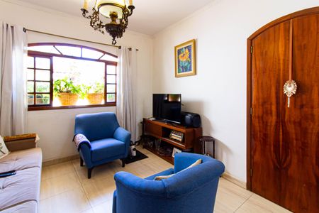 Casa à venda com 143m², 4 quartos e 2 vagas Casa à venda com 143m², 4 quartos e 2 vagasSala