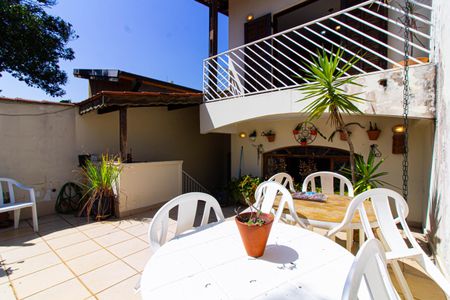 Casa à venda com 143m², 4 quartos e 2 vagas Casa à venda com 143m², 4 quartos e 2 vagasÁrea externa