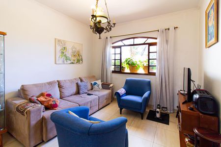 Casa à venda com 143m², 4 quartos e 2 vagas Casa à venda com 143m², 4 quartos e 2 vagasSala