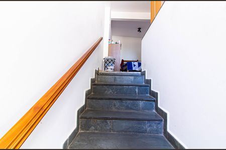 Casa à venda com 143m², 4 quartos e 2 vagas Casa à venda com 143m², 4 quartos e 2 vagasEscada