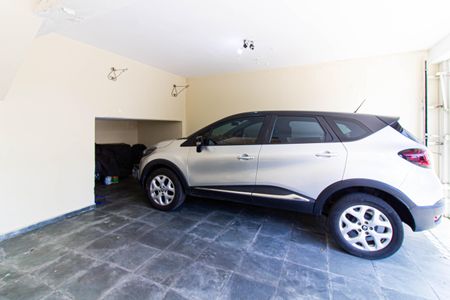 Casa à venda com 143m², 4 quartos e 2 vagas Casa à venda com 143m², 4 quartos e 2 vagasGaragem