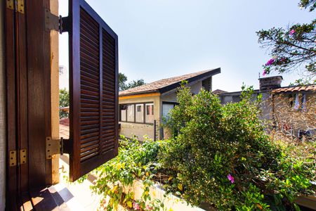 Casa à venda com 143m², 4 quartos e 2 vagas Casa à venda com 143m², 4 quartos e 2 vagasVista do Quarto 2