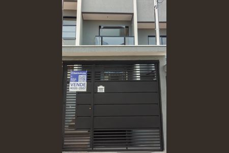 Casa à venda com 215m², 3 quartos e 6 vagas Casa à venda com 215m², 3 quartos e 6 vagasFachada + Placa