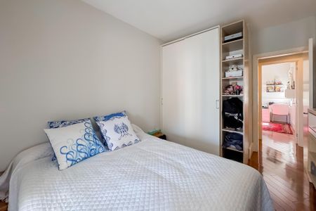 Apartamento à venda com 247m², 4 quartos e 4 vagas Apartamento à venda com 247m², 4 quartos e 4 vagasQuarto 1