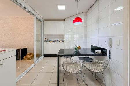 Apartamento à venda com 247m², 4 quartos e 4 vagas Apartamento à venda com 247m², 4 quartos e 4 vagasCozinha