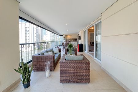 Apartamento à venda com 247m², 4 quartos e 4 vagas Apartamento à venda com 247m², 4 quartos e 4 vagasVaranda gourmet
