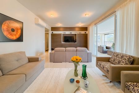 Apartamento à venda com 247m², 4 quartos e 4 vagas Apartamento à venda com 247m², 4 quartos e 4 vagasSala