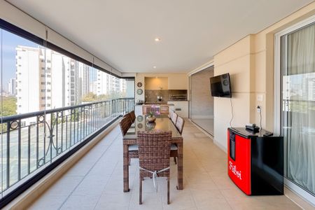 Apartamento à venda com 247m², 4 quartos e 4 vagas Apartamento à venda com 247m², 4 quartos e 4 vagasVaranda gourmet