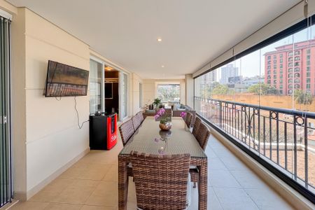 Apartamento à venda com 247m², 4 quartos e 4 vagas Apartamento à venda com 247m², 4 quartos e 4 vagasVaranda gourmet