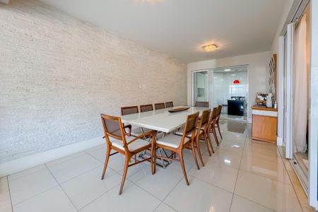 Apartamento à venda com 247m², 4 quartos e 4 vagas Apartamento à venda com 247m², 4 quartos e 4 vagasSala de Jantar