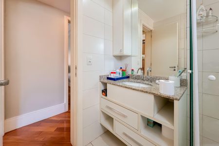 Apartamento à venda com 247m², 4 quartos e 4 vagas Apartamento à venda com 247m², 4 quartos e 4 vagasBanheiro Corredor