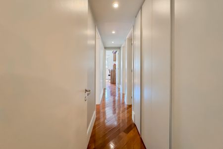 Apartamento à venda com 247m², 4 quartos e 4 vagas Apartamento à venda com 247m², 4 quartos e 4 vagasCorredor