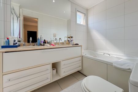 Apartamento à venda com 247m², 4 quartos e 4 vagas Apartamento à venda com 247m², 4 quartos e 4 vagasBanheiro da Suíte Master