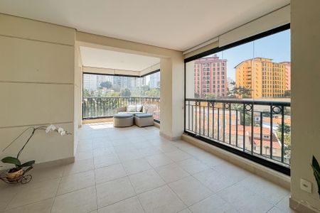Apartamento à venda com 247m², 4 quartos e 4 vagas Apartamento à venda com 247m², 4 quartos e 4 vagasVaranda gourmet