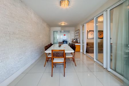 Apartamento à venda com 247m², 4 quartos e 4 vagas Apartamento à venda com 247m², 4 quartos e 4 vagasSala de Jantar