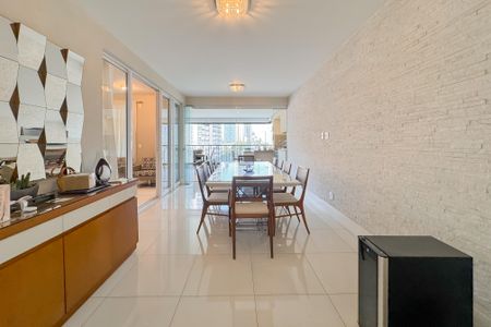 Apartamento à venda com 247m², 4 quartos e 4 vagas Apartamento à venda com 247m², 4 quartos e 4 vagasSala de Jantar
