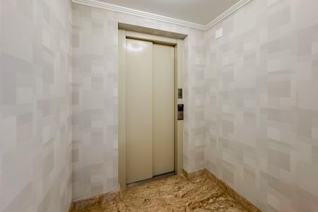 Apartamento à venda com 247m², 4 quartos e 4 vagas Apartamento à venda com 247m², 4 quartos e 4 vagasHall Privativo