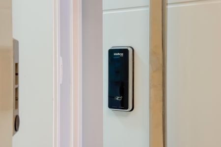 Apartamento à venda com 247m², 4 quartos e 4 vagas Apartamento à venda com 247m², 4 quartos e 4 vagasFechadura Eletrônica