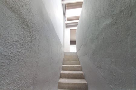 Studio para alugar com 28m², 2 quartos e sem vaga Studio para alugar com 28m², 2 quartos e sem vagaEscada