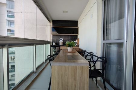 Apartamento à venda com 205m², 4 quartos e 2 vagas Apartamento à venda com 205m², 4 quartos e 2 vagasVaranda