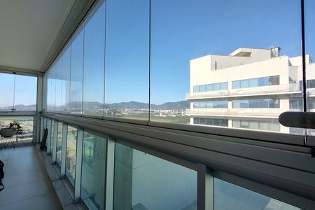 Apartamento à venda com 205m², 4 quartos e 2 vagas Apartamento à venda com 205m², 4 quartos e 2 vagasVaranda