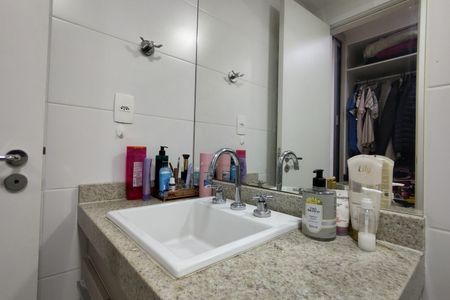 Apartamento à venda com 205m², 4 quartos e 2 vagas Apartamento à venda com 205m², 4 quartos e 2 vagasBanheiro da Suíte 2