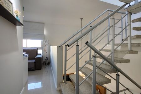 Apartamento à venda com 205m², 4 quartos e 2 vagas Apartamento à venda com 205m², 4 quartos e 2 vagasEscada