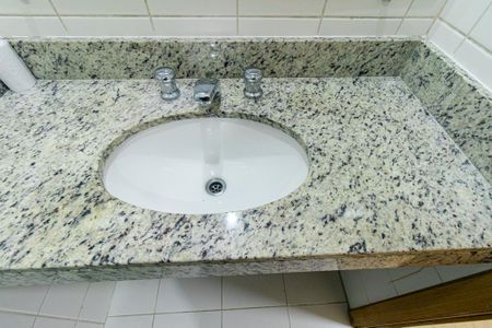 Banheiro Social de apartamento para alugar com 1 quarto, 31m² em Centro, Curitiba