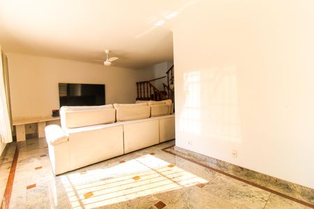 Casa para alugar com 233m², 4 quartos e 8 vagasSala