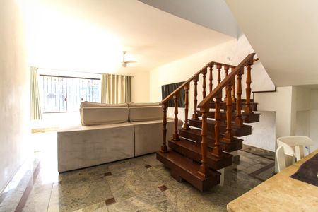 Casa para alugar com 233m², 4 quartos e 8 vagasSala