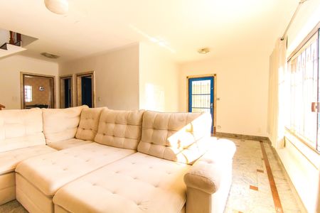 Casa para alugar com 233m², 4 quartos e 8 vagasSala