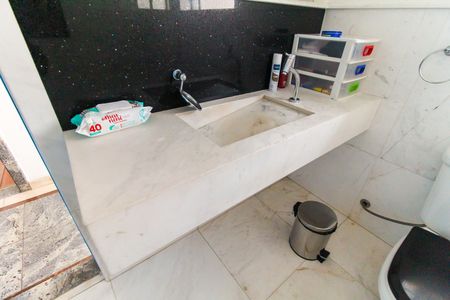 Casa para alugar com 233m², 4 quartos e 8 vagasBanheiro Social