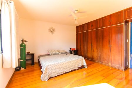 Casa para alugar com 233m², 4 quartos e 8 vagasSuíte