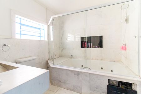 Casa para alugar com 233m², 4 quartos e 8 vagasBanheiro Social