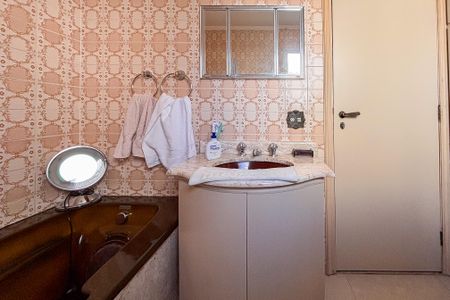 Apartamento à venda com 290m², 4 quartos e 2 vagas Apartamento à venda com 290m², 4 quartos e 2 vagasBanheiro da Suíte