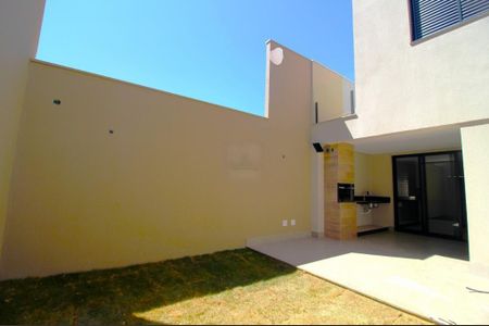 Casa à venda com 156m², 4 quartos e 1 vagaárea fundos