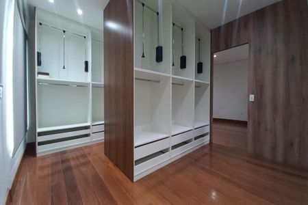 Casa de condomínio à venda com 560m², 5 quartos e 2 vagasCloset da Suíte 5