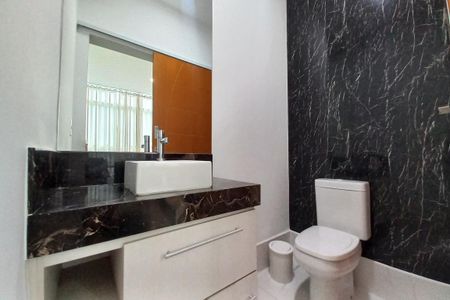 Casa de condomínio à venda com 560m², 5 quartos e 2 vagasLavabo