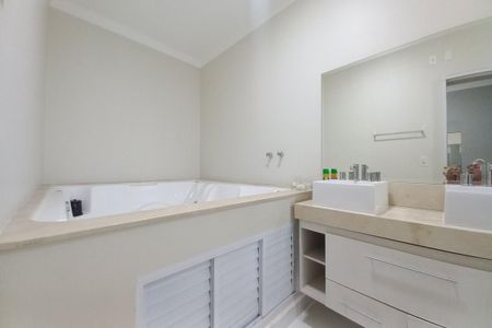 Casa de condomínio à venda com 560m², 5 quartos e 2 vagasBanheiro da Suíte 1