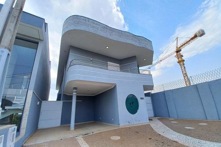 Casa de condomínio à venda com 560m², 5 quartos e 2 vagasFachada 