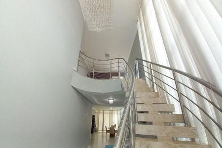 Casa de condomínio à venda com 560m², 5 quartos e 2 vagasEscada