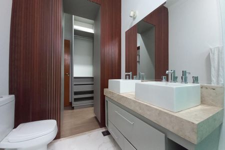 Casa de condomínio à venda com 560m², 5 quartos e 2 vagasBanheiro da Suíte 4
