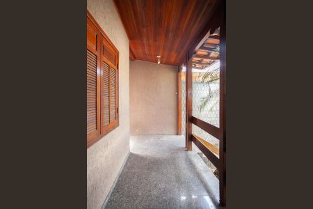 Casa à venda com 351m², 4 quartos e 2 vagas Casa à venda com 351m², 4 quartos e 2 vagasVaranda