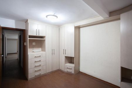 Casa à venda com 351m², 4 quartos e 2 vagas Casa à venda com 351m², 4 quartos e 2 vagasSuíte