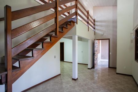 Casa à venda com 351m², 4 quartos e 2 vagas Casa à venda com 351m², 4 quartos e 2 vagasSala