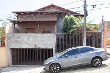 Casa à venda com 351m², 4 quartos e 2 vagas Casa à venda com 351m², 4 quartos e 2 vagasFachada