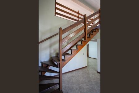 Casa à venda com 351m², 4 quartos e 2 vagas Casa à venda com 351m², 4 quartos e 2 vagasEscada